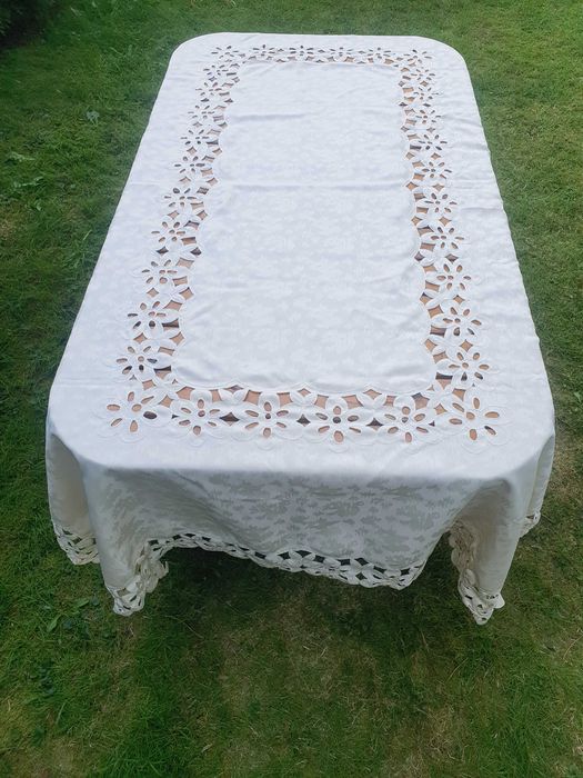 Obrus kremowy ażurowy