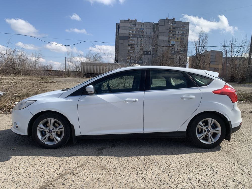 Ford Focus 2013 року в гарній комплектації.