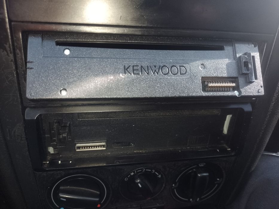 Автомагнитола Kenwoob KDC-100U