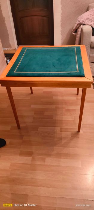 Kwadratowy stolik karciany.