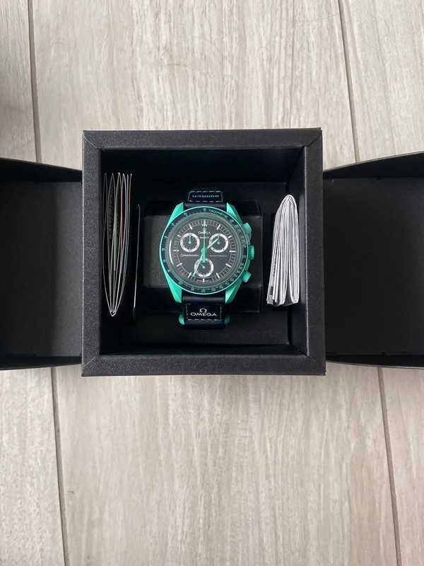 Omega x Swatch Earth SO33L103 Idealny dla miłośników szaro niebieskich