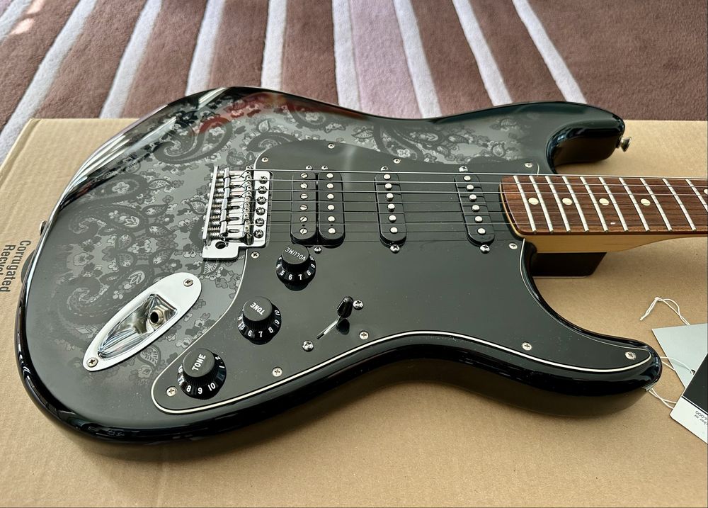 Gitara elektryczna Fender FSR Strat Black Paisley HSS RW super stan