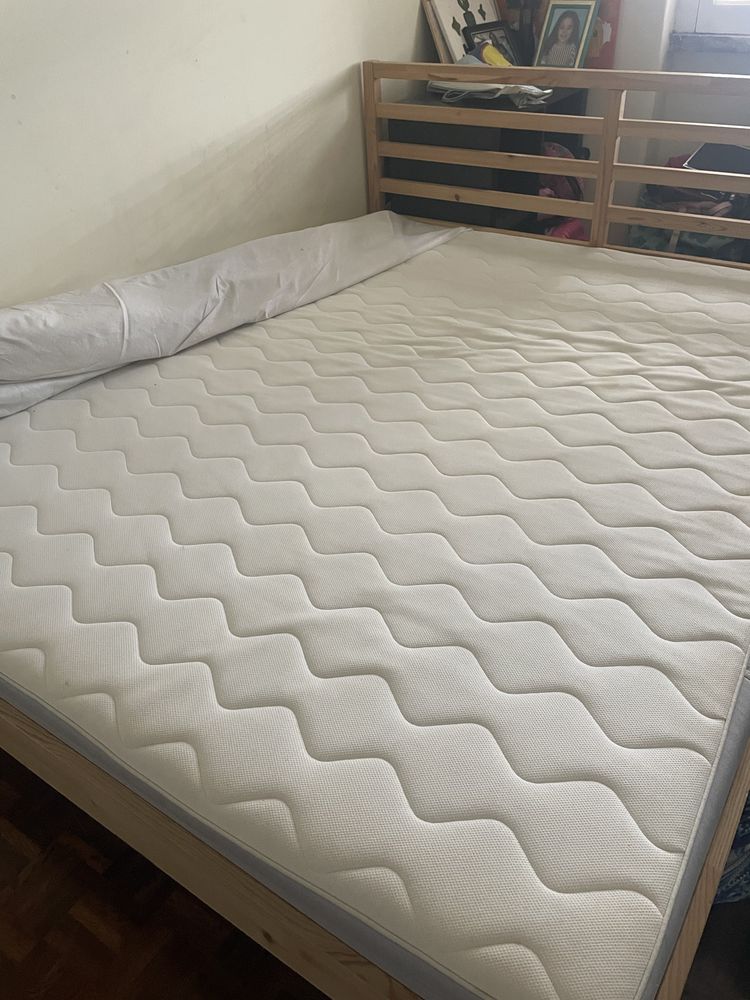 Cama casal com colchão e estrado