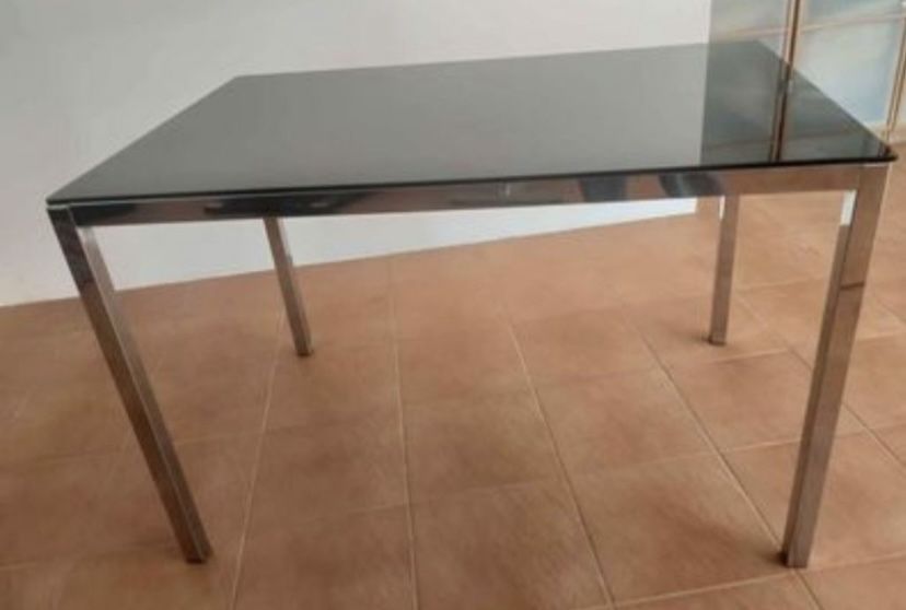 Mesa Ikea com tampo de vidro