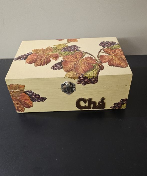 Caixa chá em madeira pintada com relevo