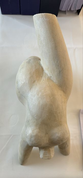 Belissima escultura em marmore assimada pelo autor