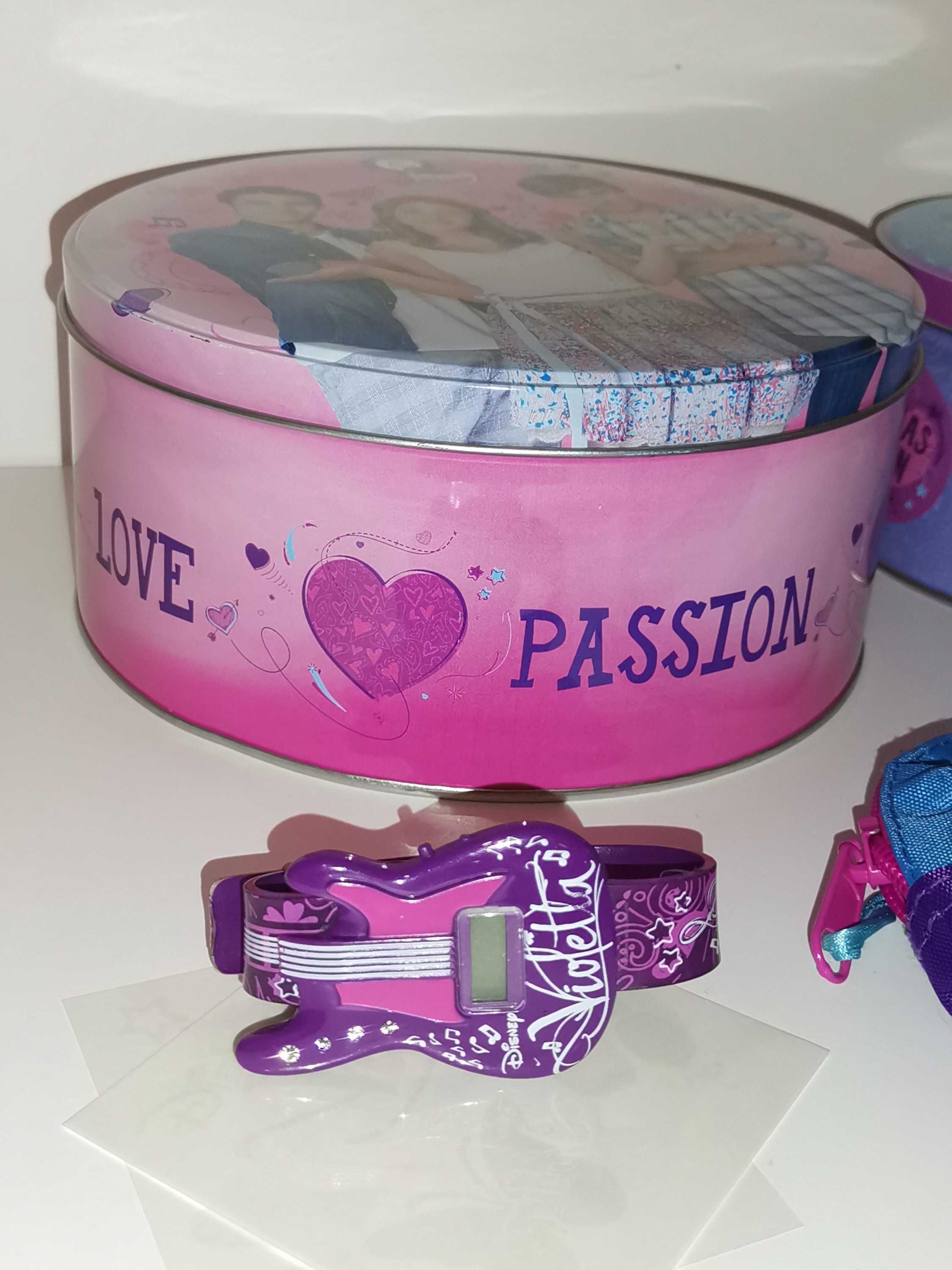 Komplet rzeczy z motywem Violetty - puszki, piórnik, tatuaże, zegarek