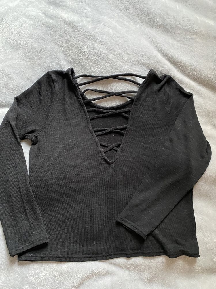 Sweter z dekoltem na plecach