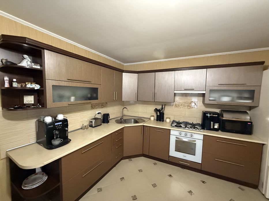 продається кухня та стільці