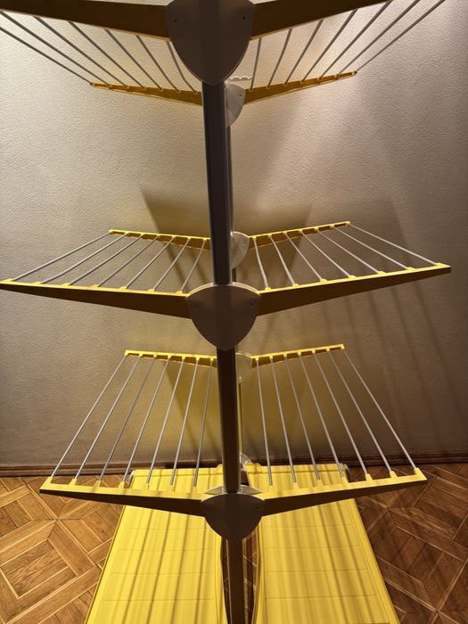 Розкладна сучасна сушка для одягу.