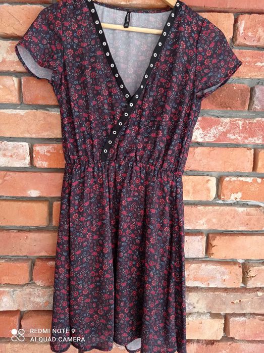 Czarna w drobne kwiaty sukienka Stradivarius S