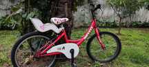 Bicicleta de criança vermelha.