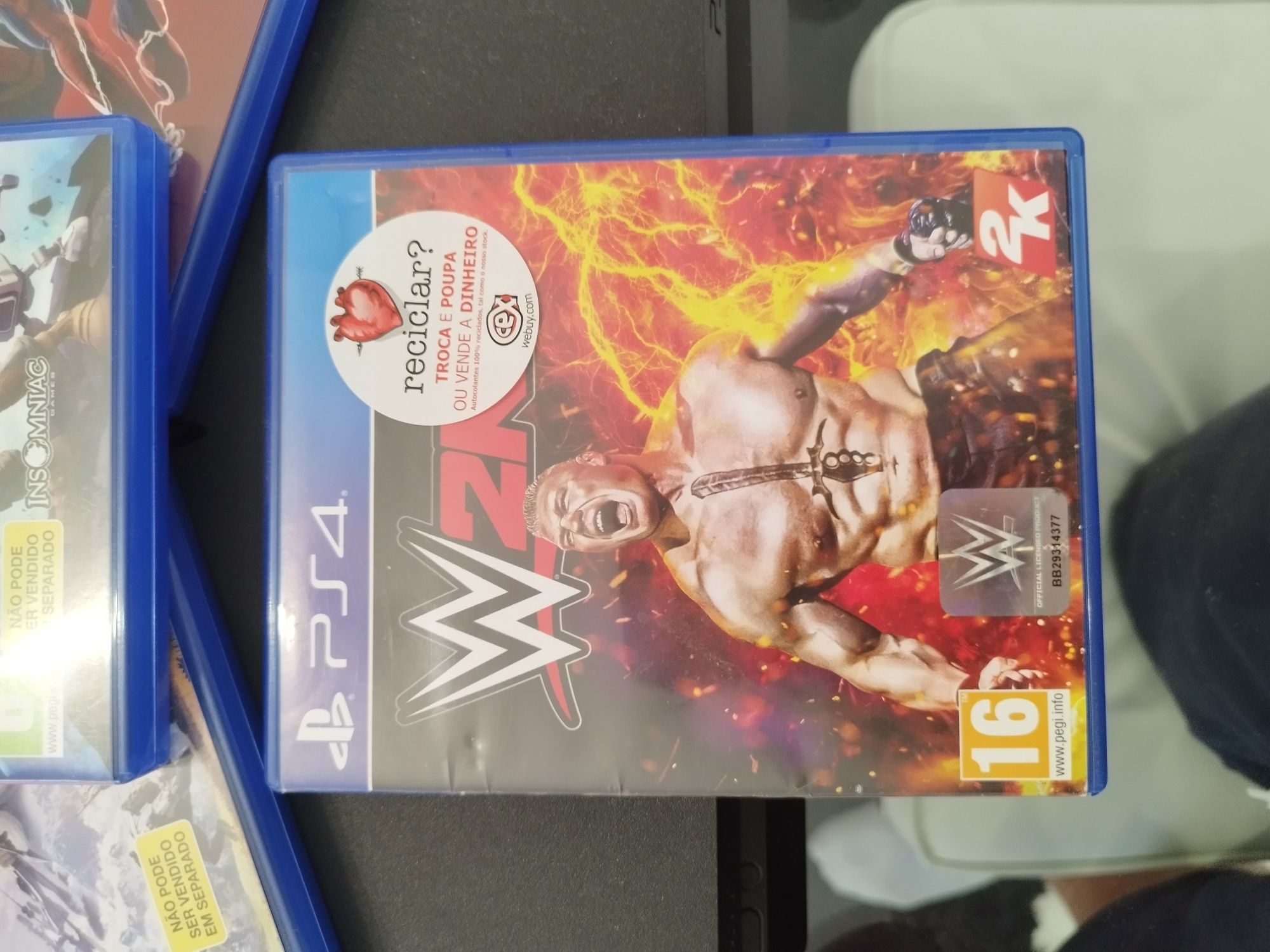 V PS4 de  500 GB, com 2 comandos e 10 jogos