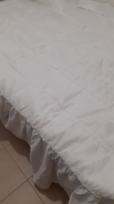 Colcha casal e fronhas com folhos vintage antiga branca