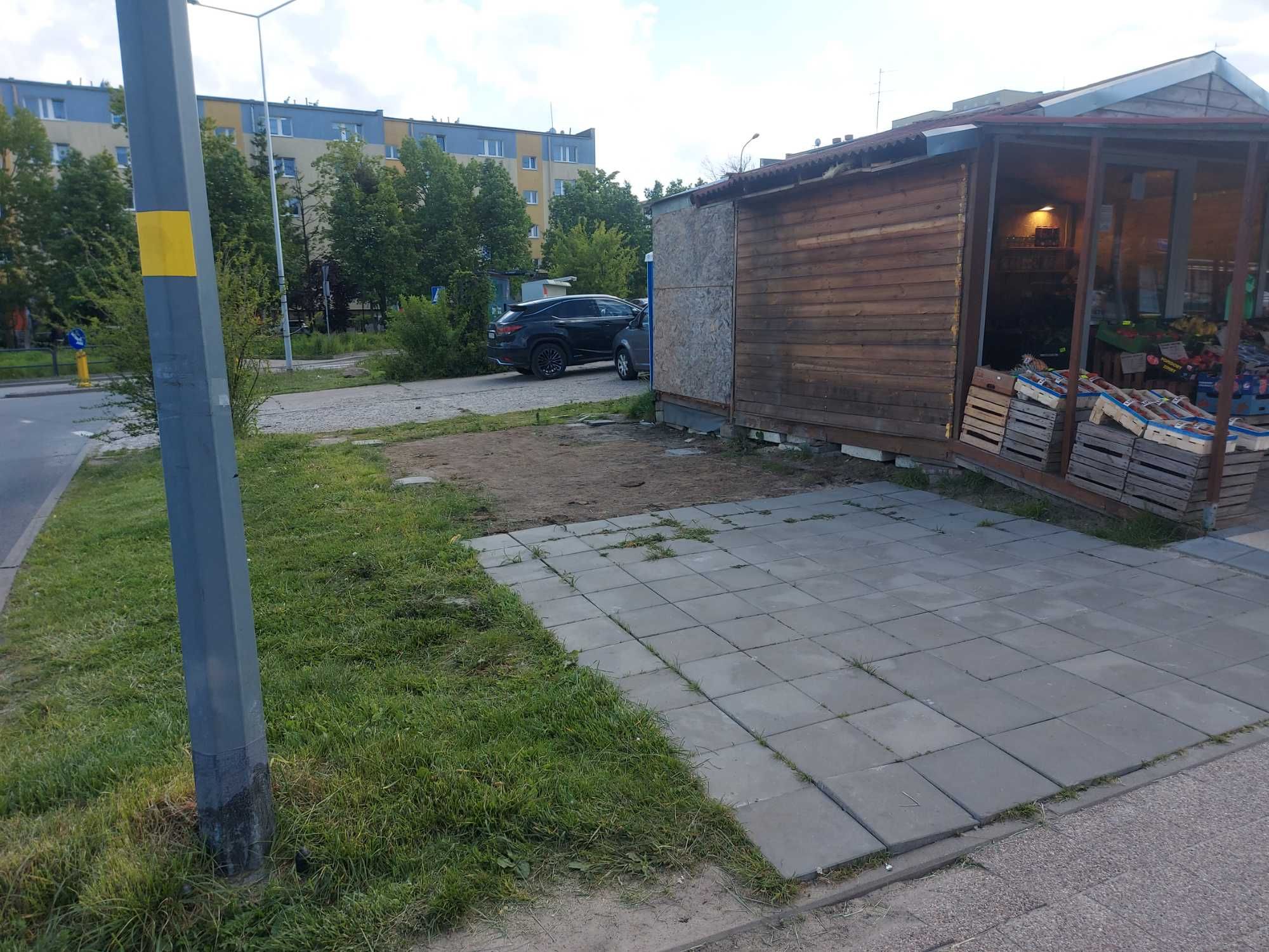 Działka handlowa - w ruchliwym miejscu, centrum osiedla.