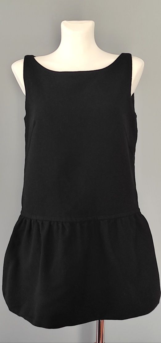 Czarna, wełniana sukienka Simple, r..38