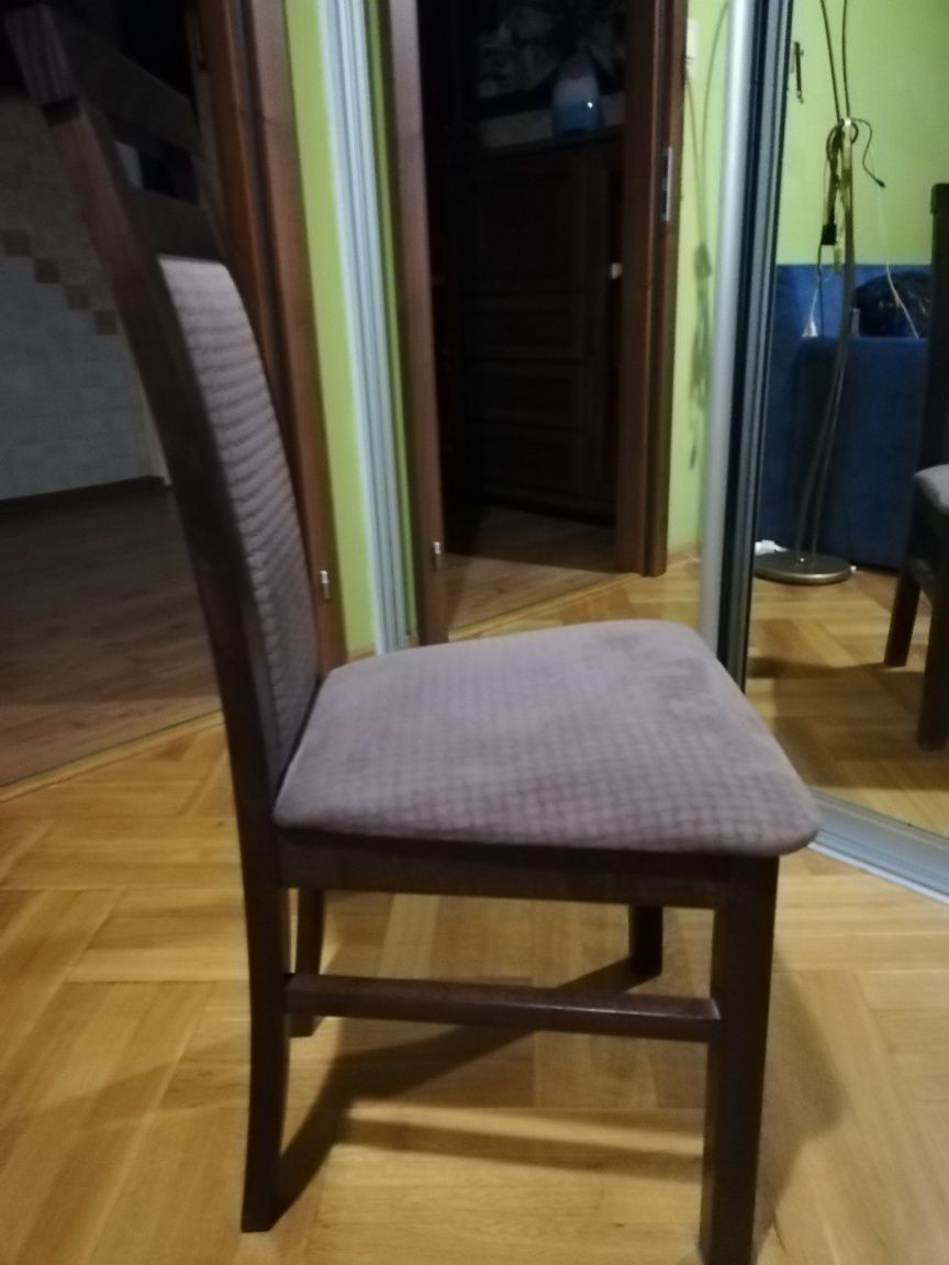 Zgrabne krzesła drewniane, tapicerowane. Do salonu, aneksu itp.