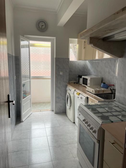 Quarto de casal com TV e varanda campolide