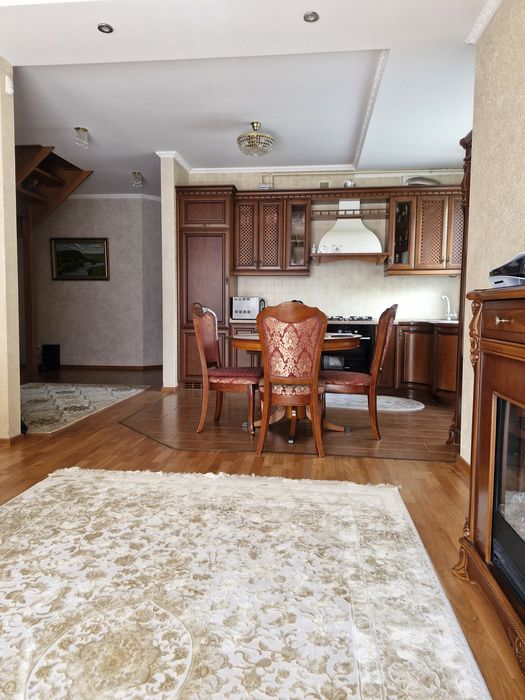 Двоповерховий дуплекс с сучасним капітальним ремонтом