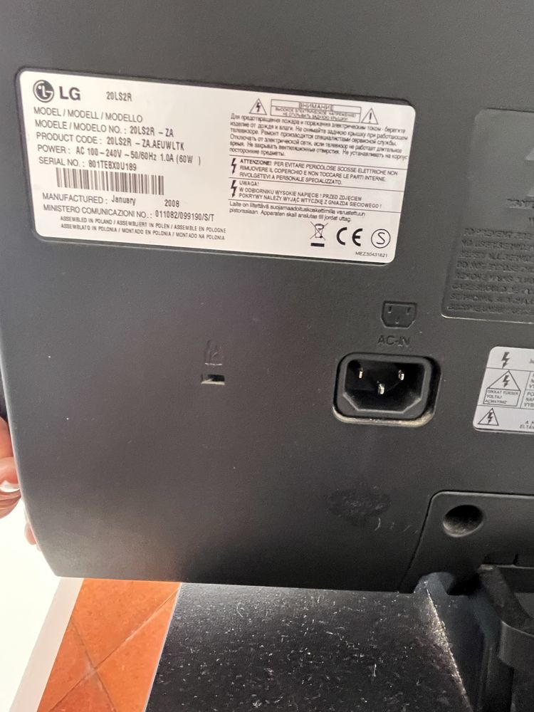 Dois monitores iguais, LG usado, preto