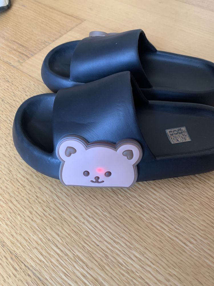 Chinelos com urso e luzes