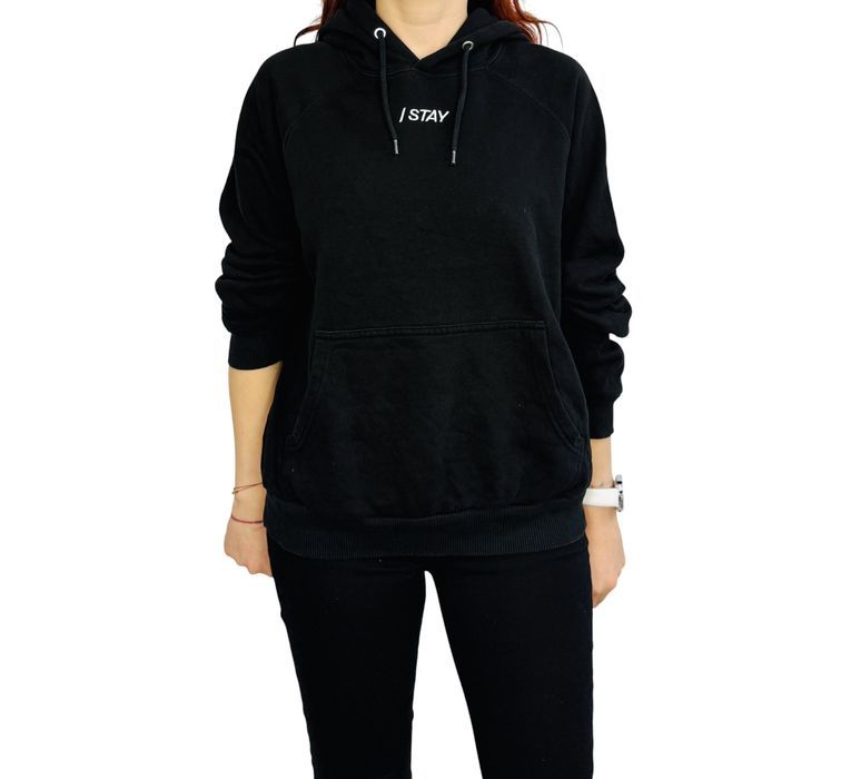 Czarna bluza z kapturem i napisem L 40