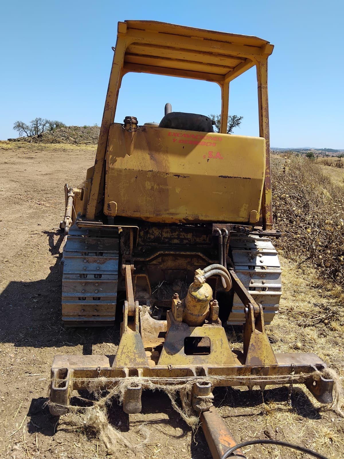 Caterpillar D4E com lâmina