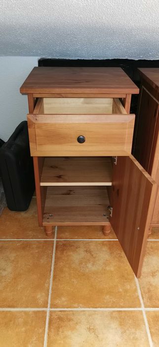 Duas mesas de cabeceira efeito madeira