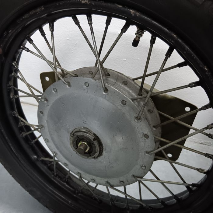 Roda antiga , espoxitor decoração,  reclame