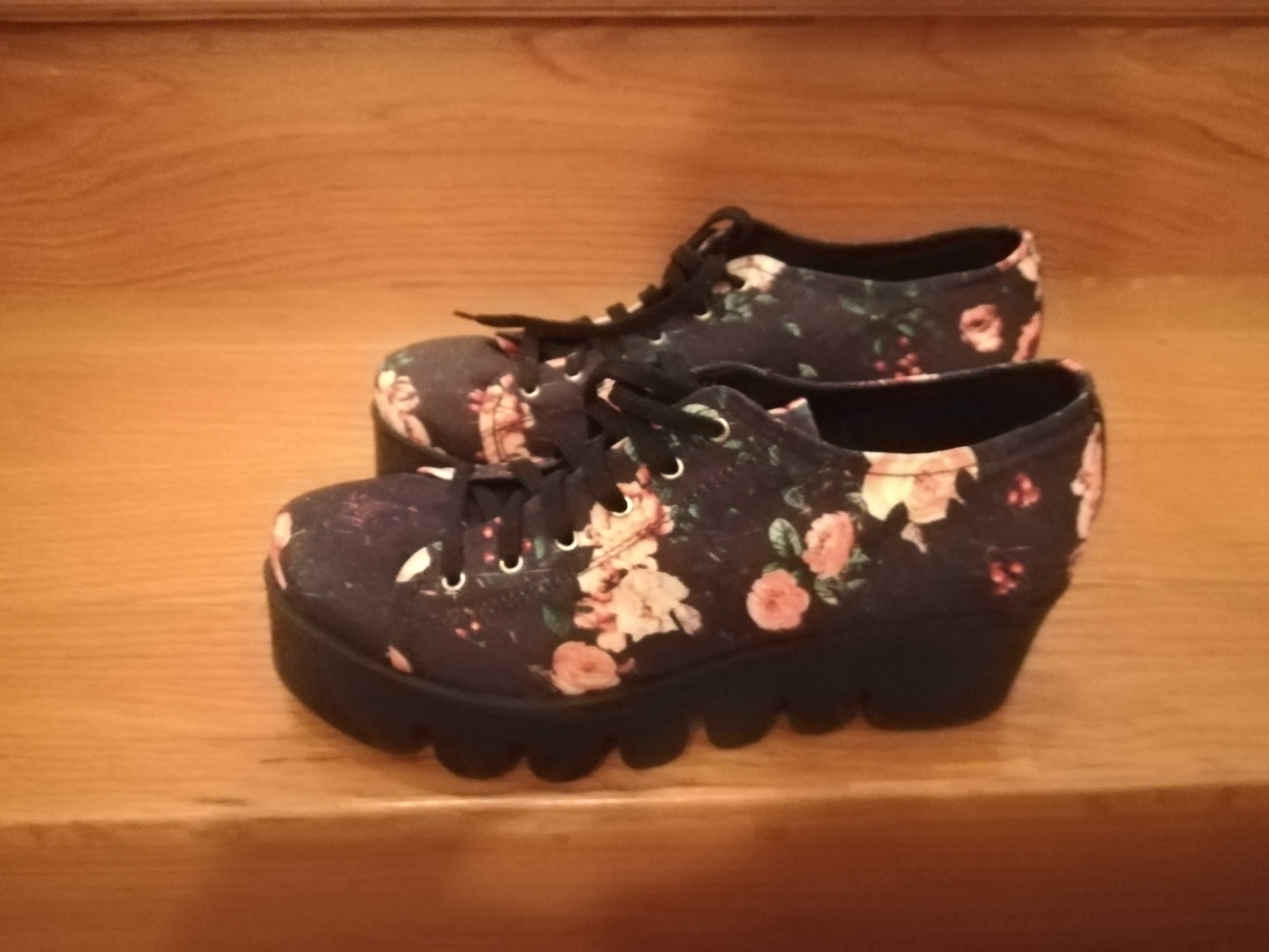 Sapatos em tecido floral