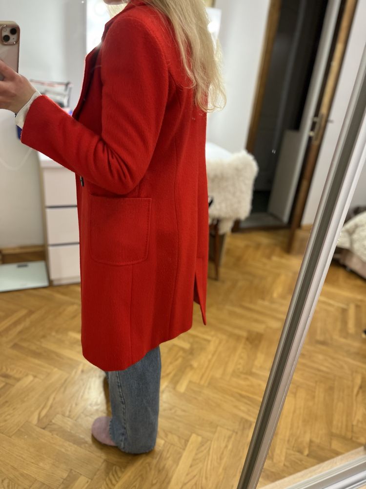 Пальто червоне класичне