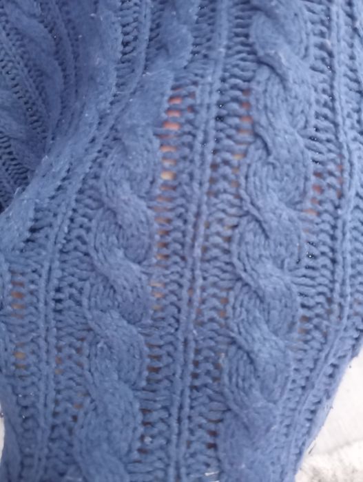 Camisola de malha azul tricotada