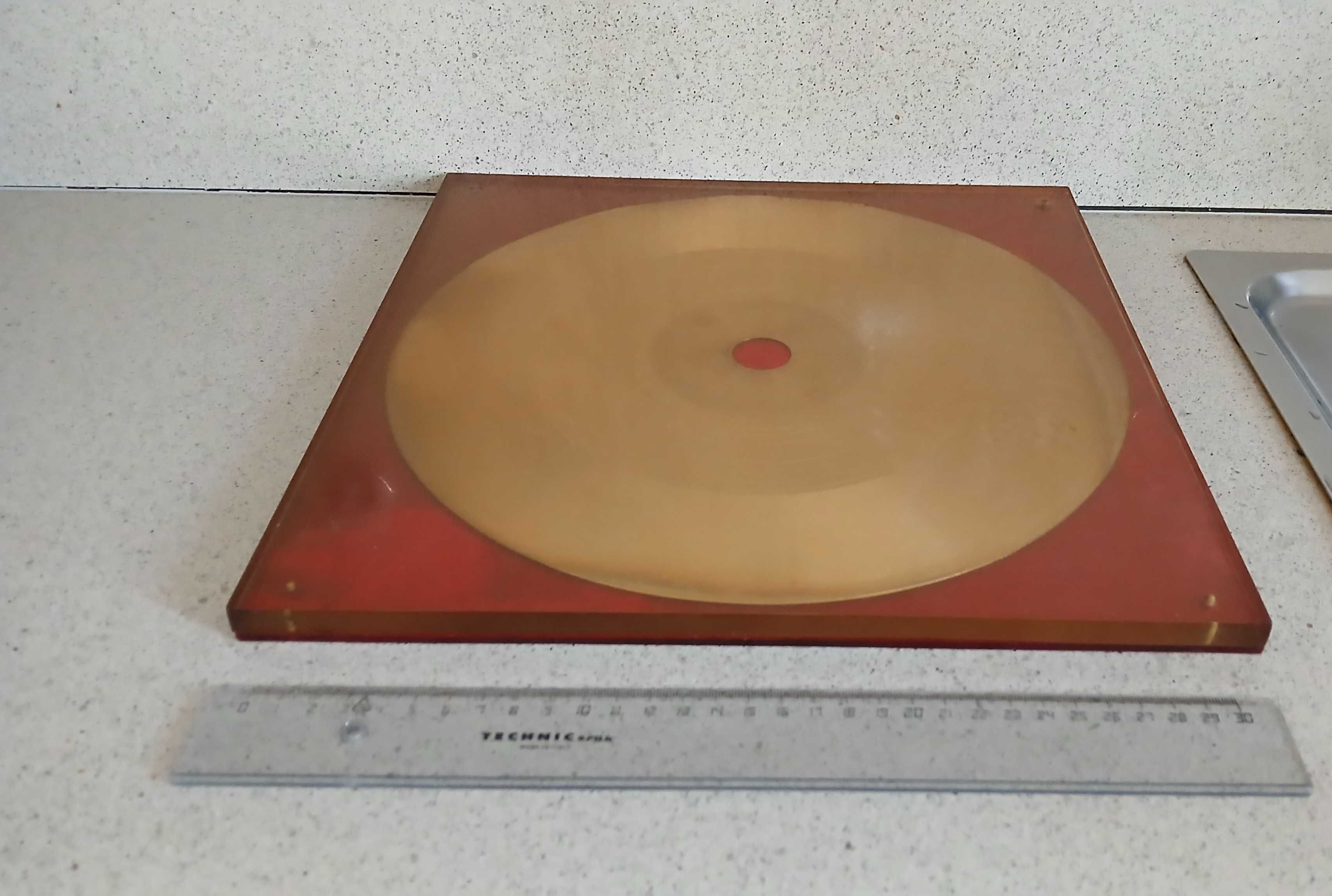 Disco de ouro emoldurado em vidro