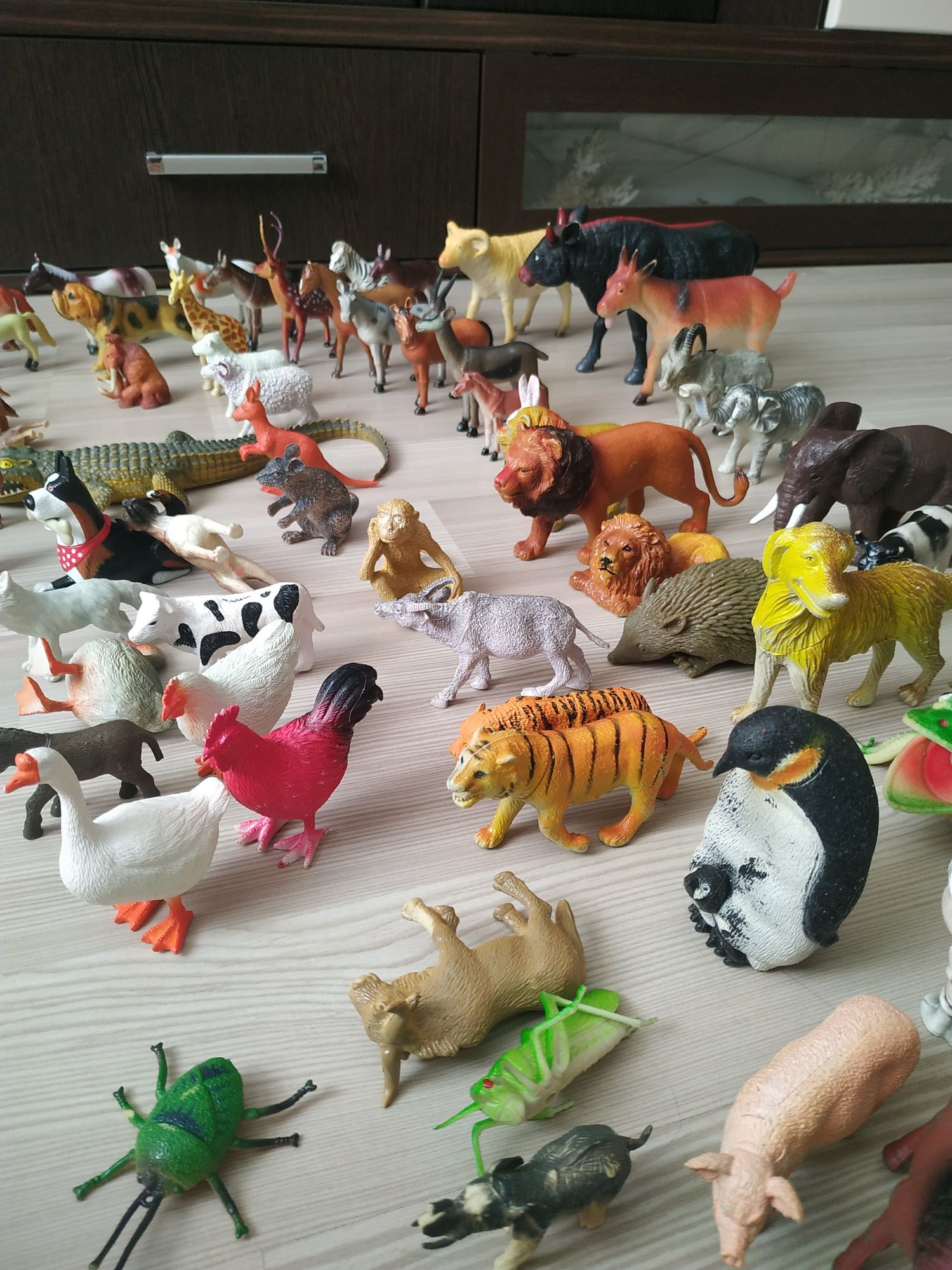 Набір іграшкових тварин свійських, диких, динозаври