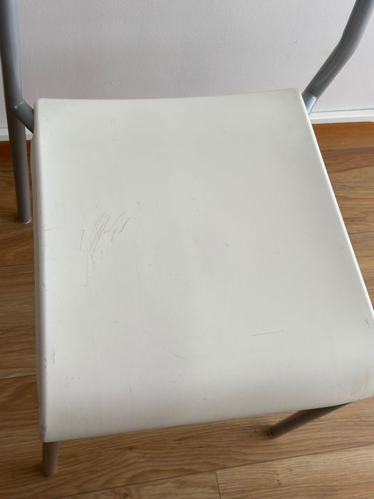 Cadeira branca simples