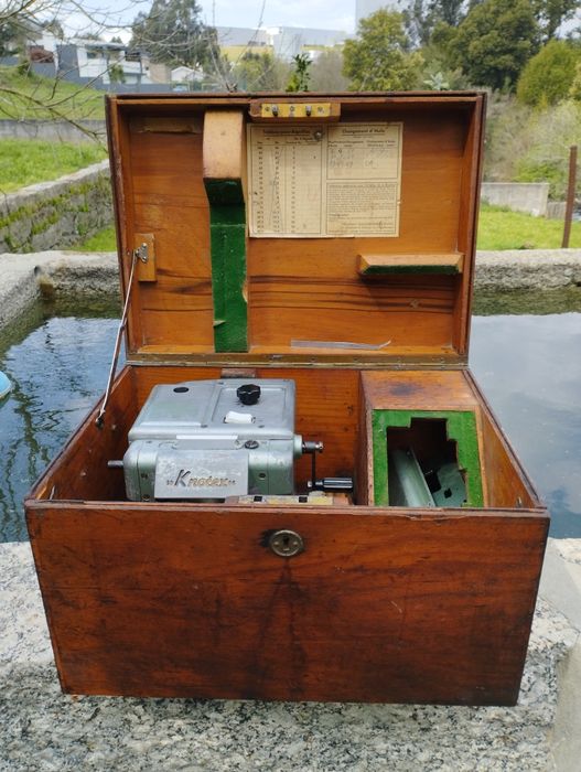 Máquina de atar teias e cavalete