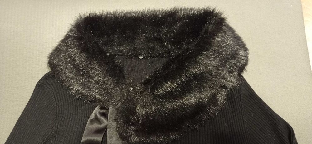 Sweterek damski z futrzanym odpinanym kolnierzem