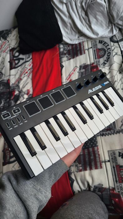 Controlador Midi 25 teclas ALESIS V mini