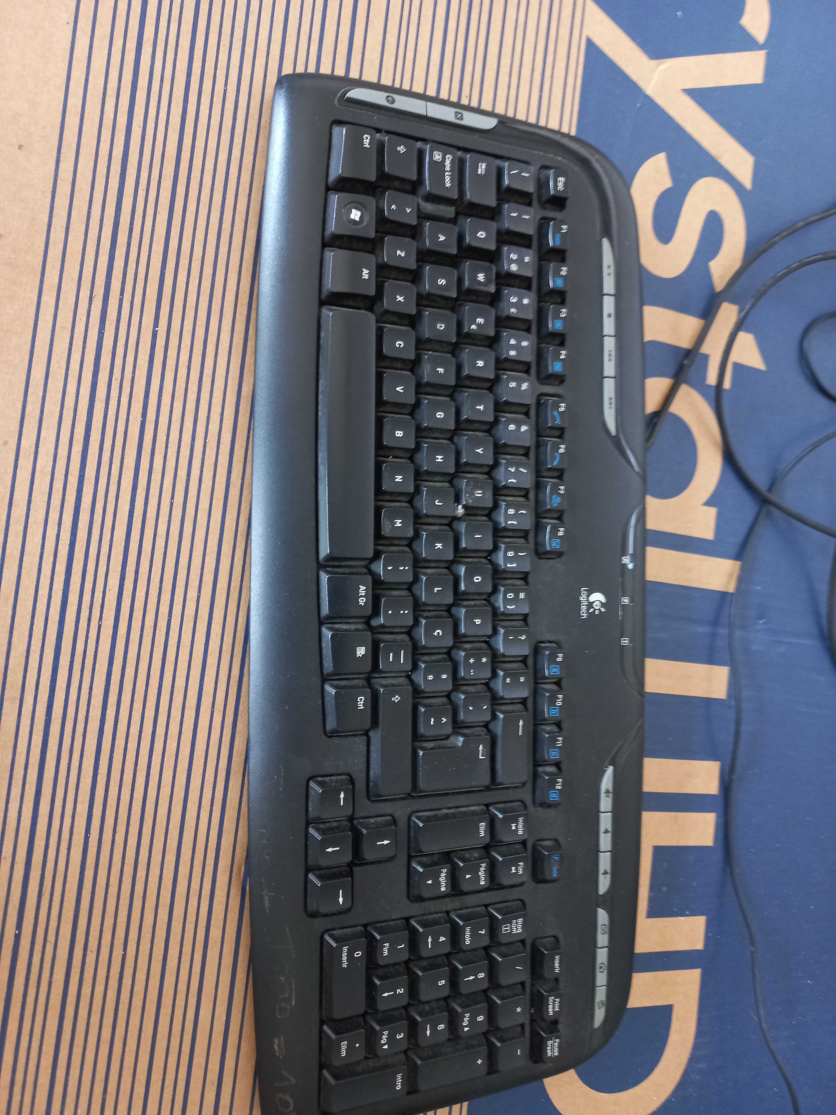 Computador + rato + teclado + 2 ecrãs