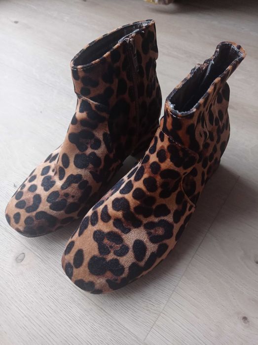 Buty panterkowe na obcasie 33