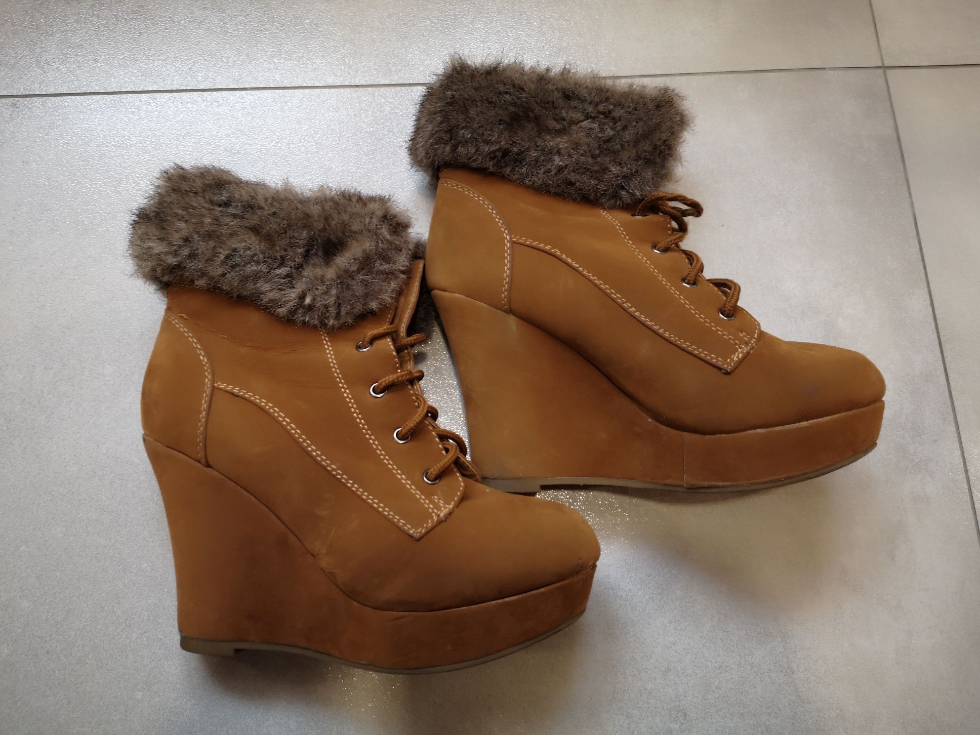 Buty na koturnie