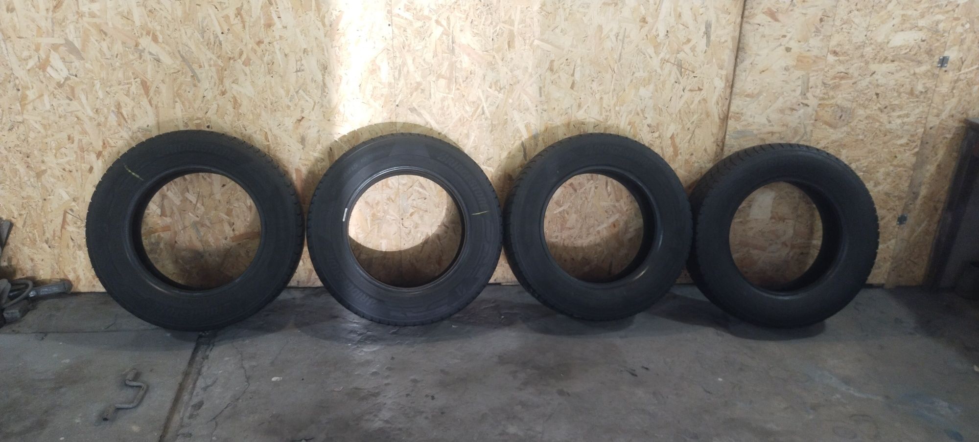 Продам зимние скаты 215/65R16C BRIDGESTONE