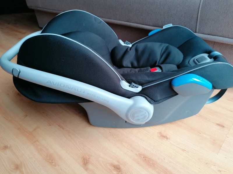Czarny fotelik samochodowy niemowlęcy nosidełko Avionaut Kite+ 0-13 kg