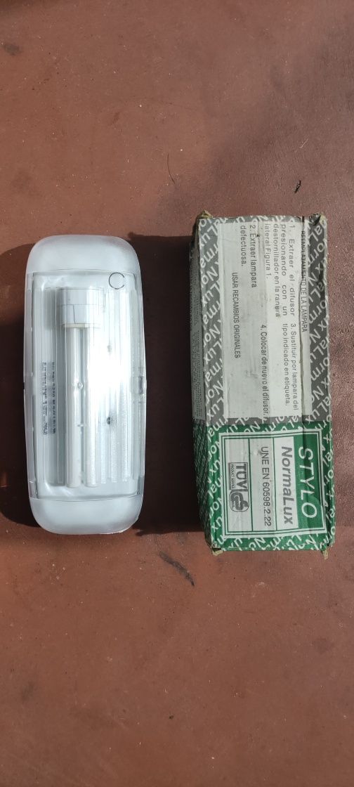 Várias lâmpadas novas e luz de emergência