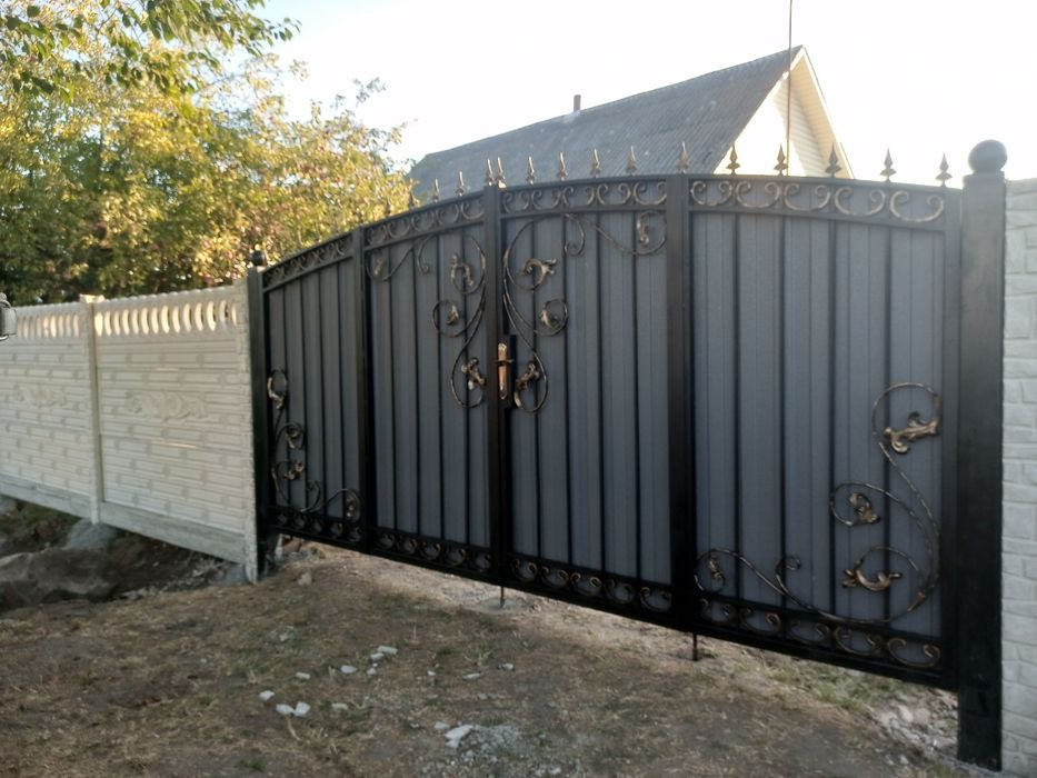 Бетонні забори, з профілю,  ворота.