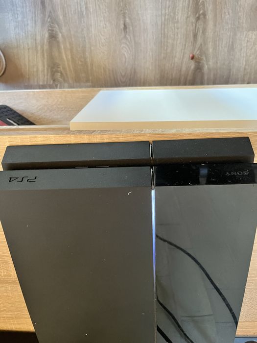 Vendo ps4 500gb como nova completa com 5 jogos