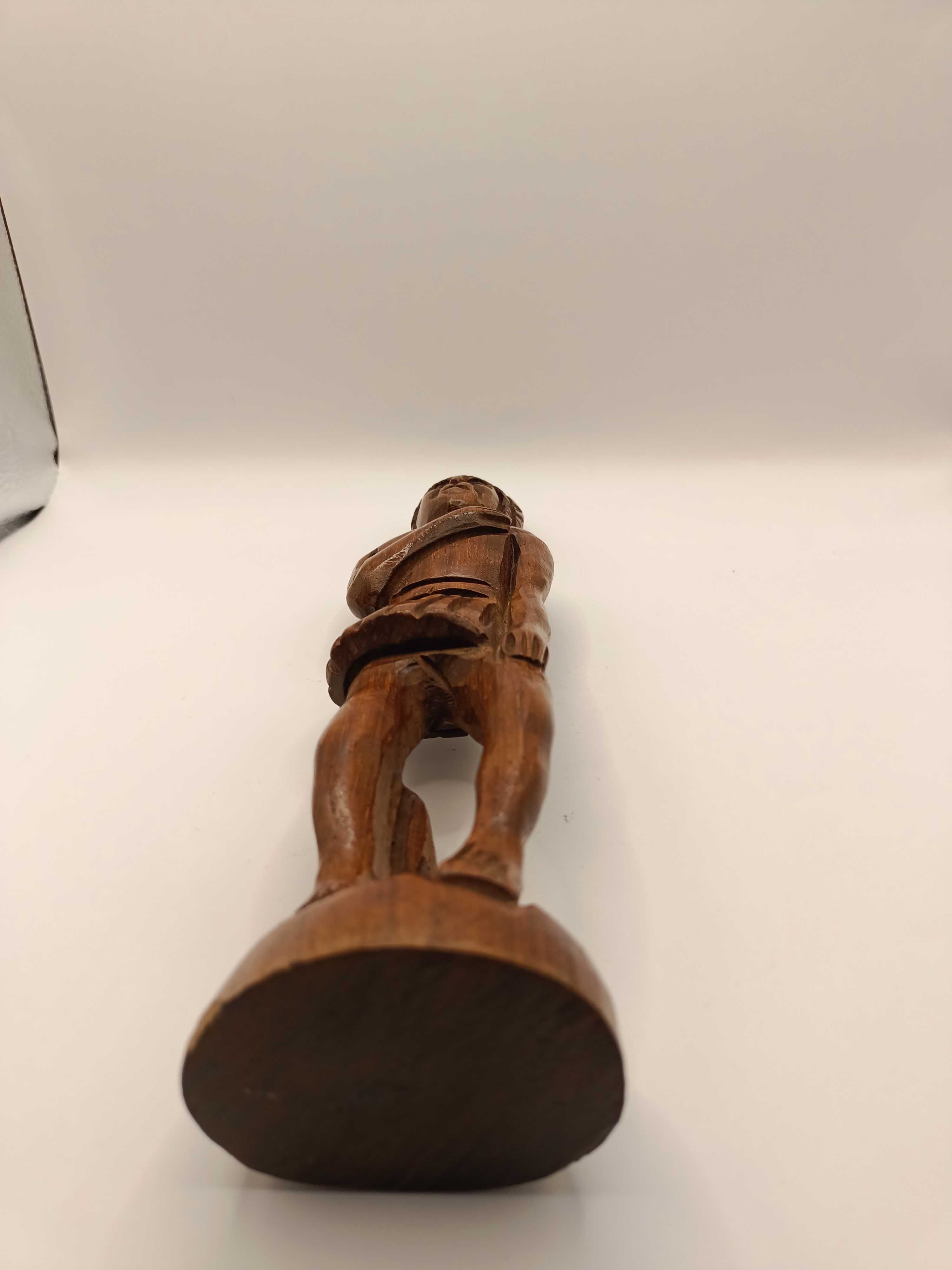 Figurka rzeźba drewno artystyczna Afrykanin  wojownik