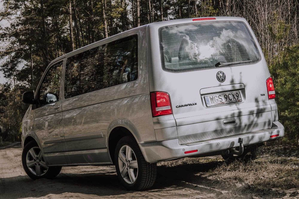 Wynajem VW T5 Caravelle – 8-osobowy bus, komfort i moc 175 KM!
