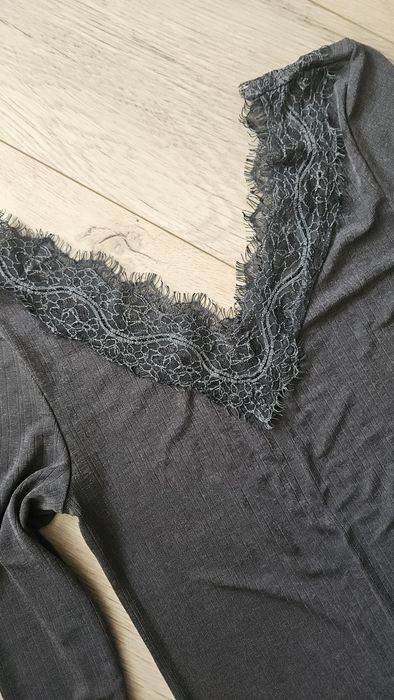 Body czarne pążkowane River Island 38 M bluzka koronką H&M elegancka