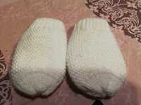 Białe rękawiczki dla niemowlaka
